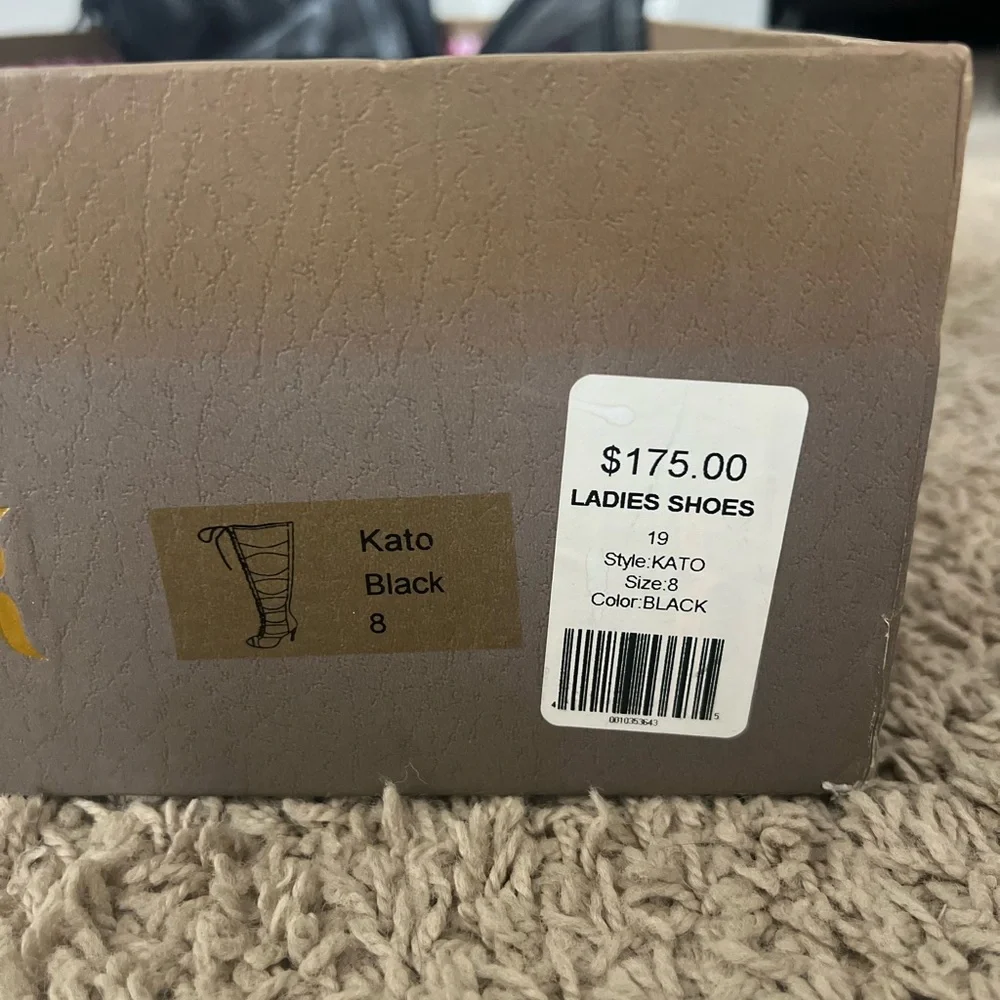 Womens boots size 8, brand Privileged